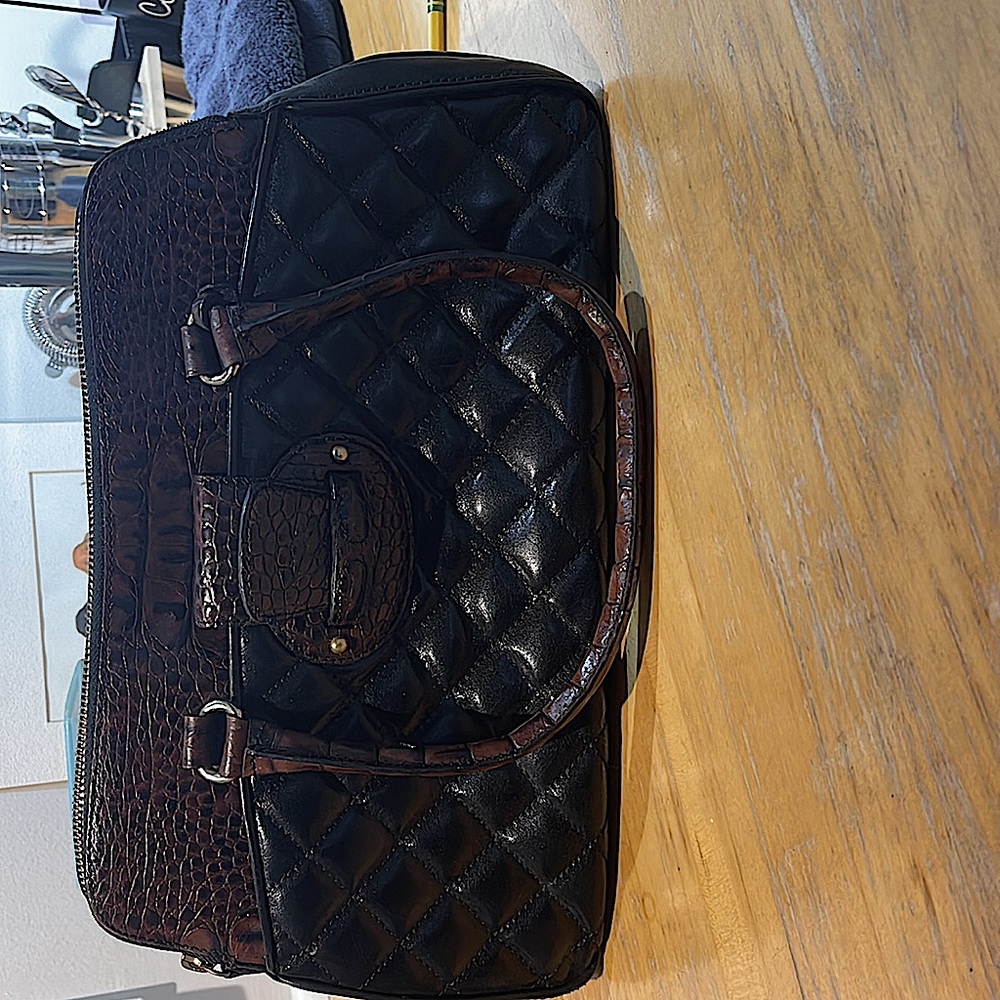Vintage Brahmin bag. Measures 13x7.5